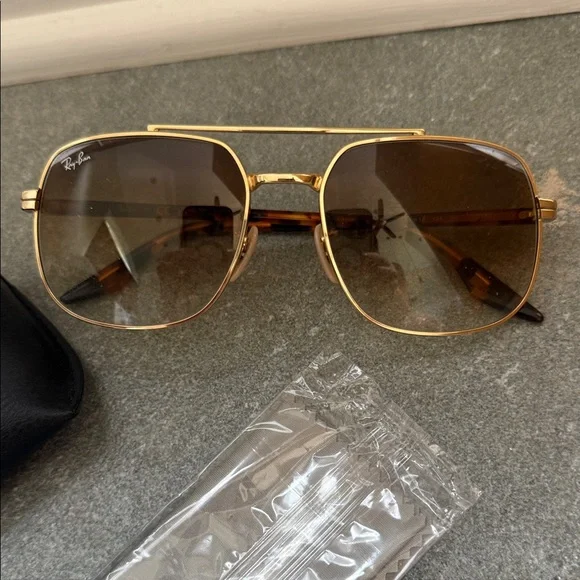 Ray-Ban Classic Gold Frame Sunglasses - Picture 1 of 3